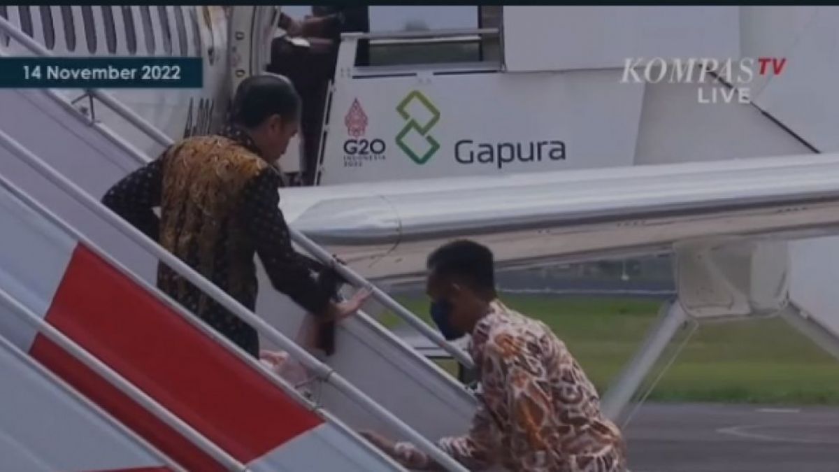 Penampakan Presiden Jokowi ketika istrinya Iriana Jokowi terjatuh dari tangga pesawat Kepresidenan. [Tangkapan layar/Kompastv]