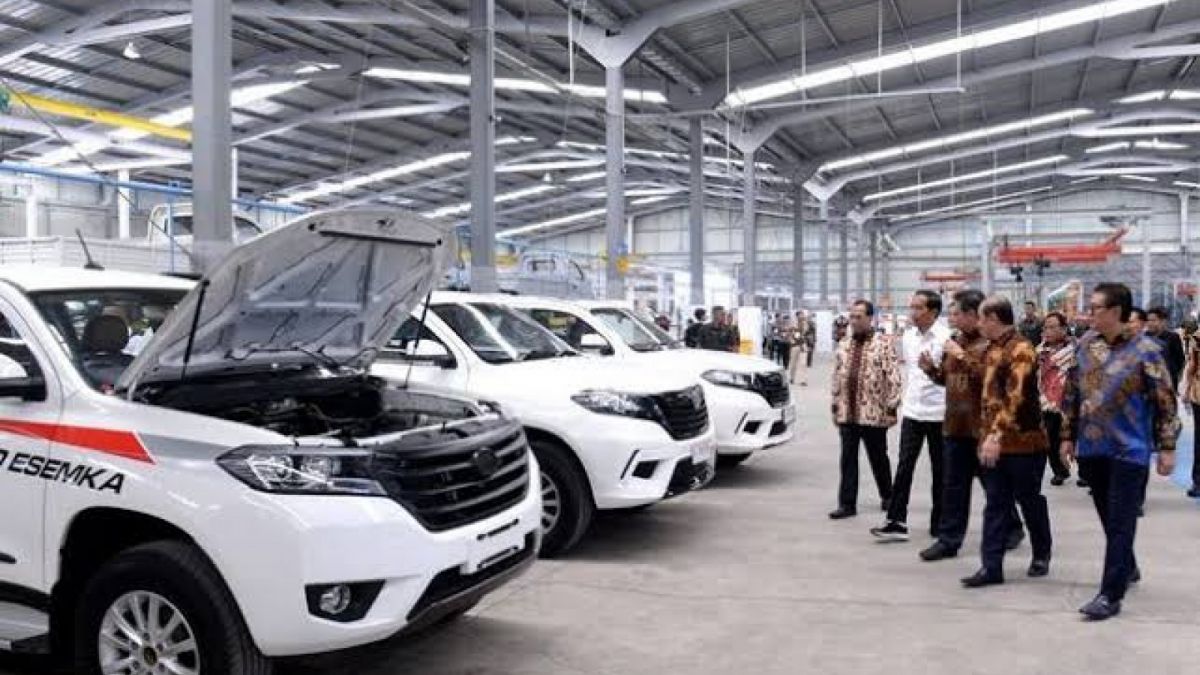 Presiden Jokowi meninjau produksi mobil Esemka di Jawa Tengah. [Twitter]
