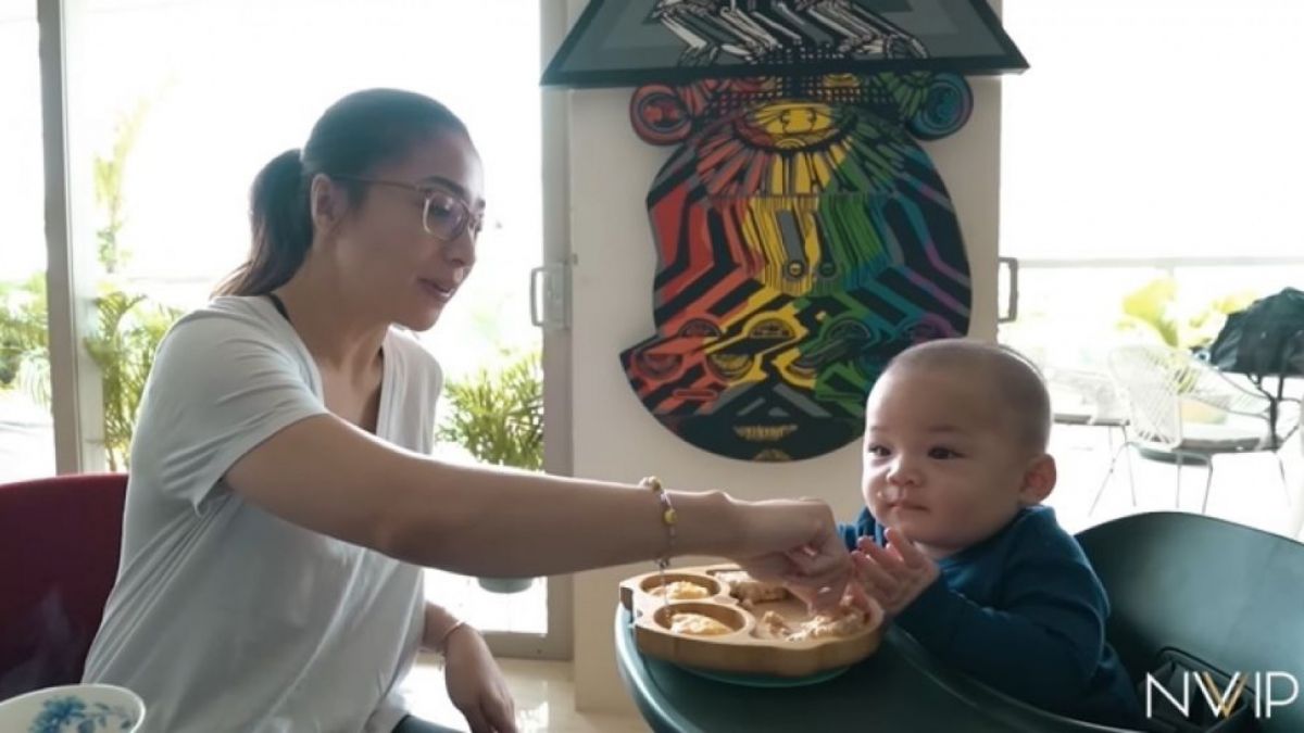 Momen Nikita Willy siapkan makan siang bareng Baby Izz [YouTube/Nikita Willy Official]