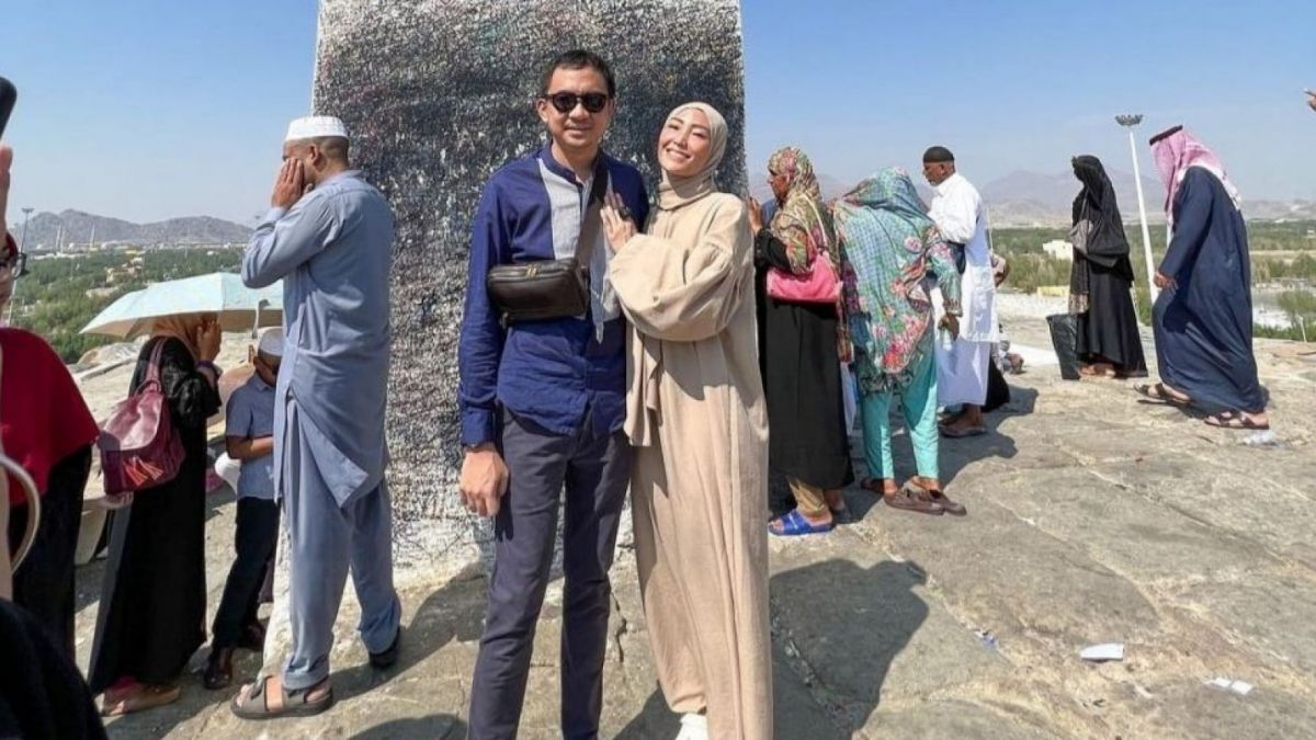 Ini 5 Potret Mesra Ayu Dewi dan Regi Datau di Tanah Suci. [Dok: Instagram/Ayudewi7984]