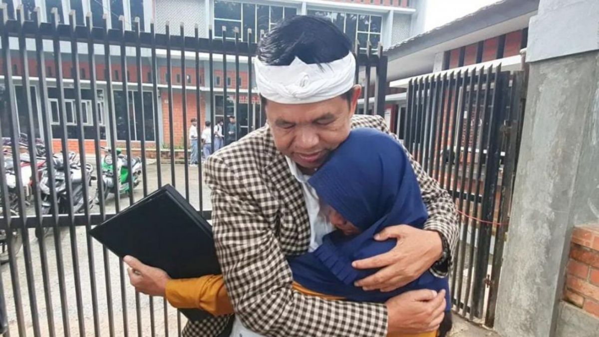 Anggota DPR RI Dedi Mulyadi membagikan kegiatannya saat membantu janda yang merupakan warga Babakansari, Jawa Barat. [tangkap layar/ig @dedimulyadi71]