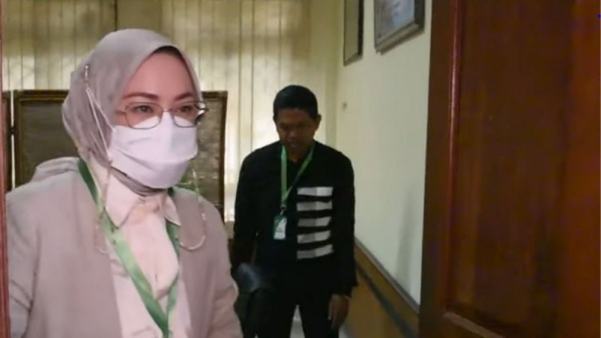 Ekspresi Dedi Mulyadi saat Anne Ratna Mustika membelakangi suami di Pengadilan Purwakarta [Tangkapan Layar/YouTube Kang Dedi Mulyadi Channel]