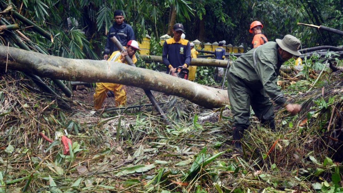 jalur wisata serang anyer tertutup longsor di Kampung Cikoak, [ANTARA FOTO/Asep Fathulrahman/hp]