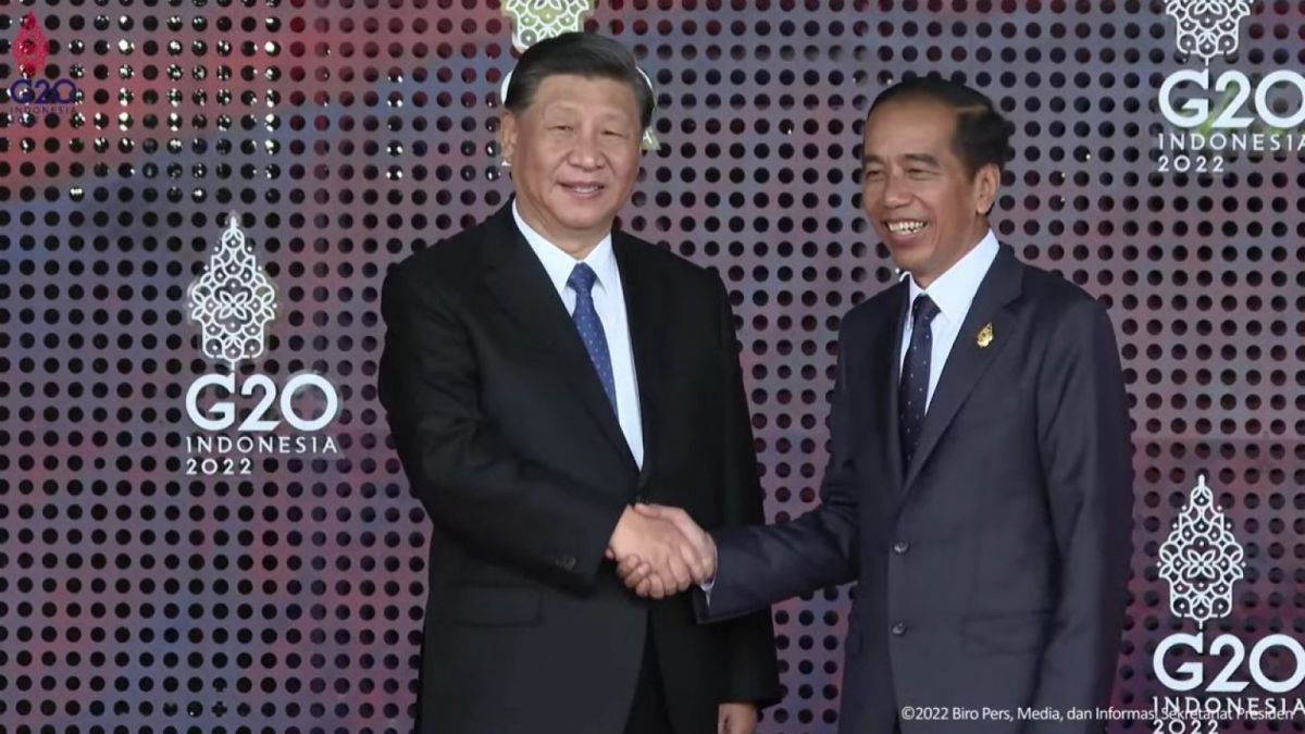 Presiden Joko Widodo (kanan) menyambut kedatangan Presiden China Xi Jinping di lokasi KTT G20 Indonesia, Nusa Dua, Bali, Selasa (15/11/2022). [tangkapan layar Biro Pres Media]