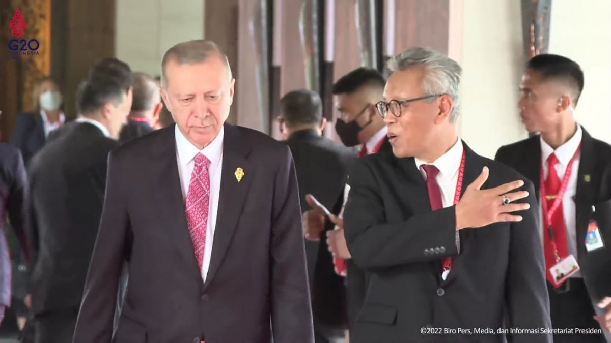 Presiden Turki Recep Tayyip Erdogan berjalan menuju lokasi KTT G20 Indonesia, Nusa Dua, Bali, Selasa (15/11/2022). [Biro Pers Setpres]