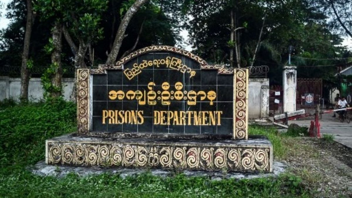 Suasana bagian depan penjara di Myanmar yang terkena bom. [Foto: AFP]