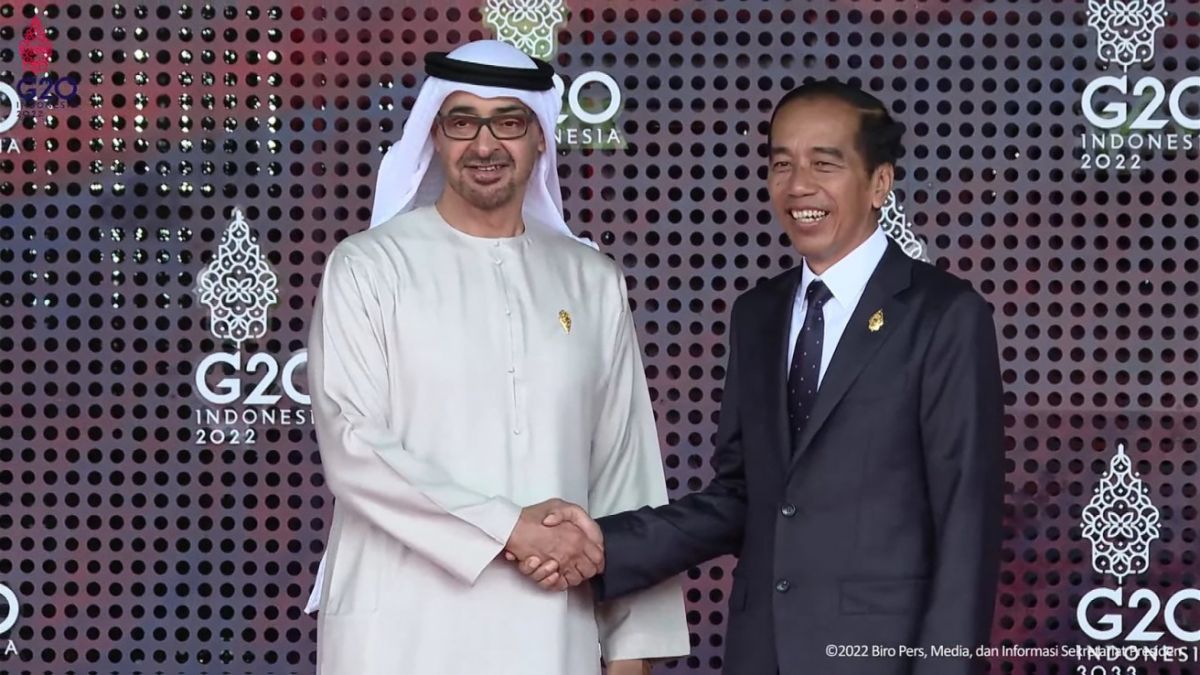 Tangkapan layar Presiden Joko Widodo (kanan) menyambut kedatangan Presiden Uni Emirat Arab Sheikh Mohamed bin Sayed Al Nahyan di lokasi KTT G20 Indonesia, Nusa Dua, Bali, Selasa (15/11/2022). [Biro Pers Setpres]