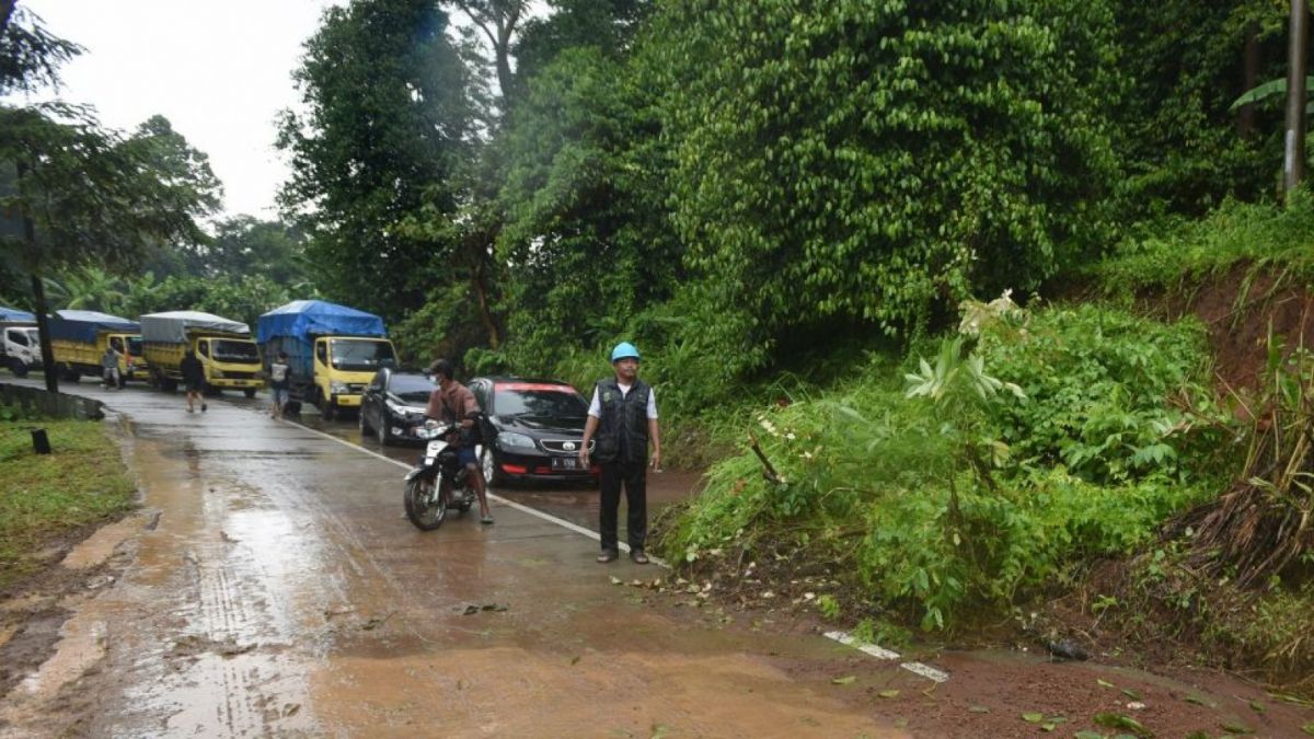 jalur wisata serang anyer tertutup longsor di Kampung Cikoak [ANTARA FOTO/Asep Fathulrahman/hp]