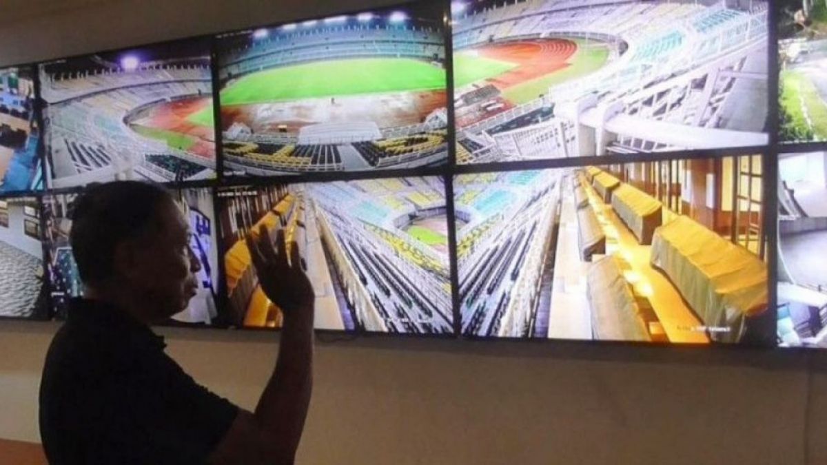 Menpora Zainudin Amali melakukan inspeksi kesiapan Stadion Gelora Bung Tomo Surabaya sebagai salah satu venue putaran final Piala Dunia U-20 tahun 2023, Sabtu malam (15/10/2022). [ANTARA/Hanif Nashrullah.]