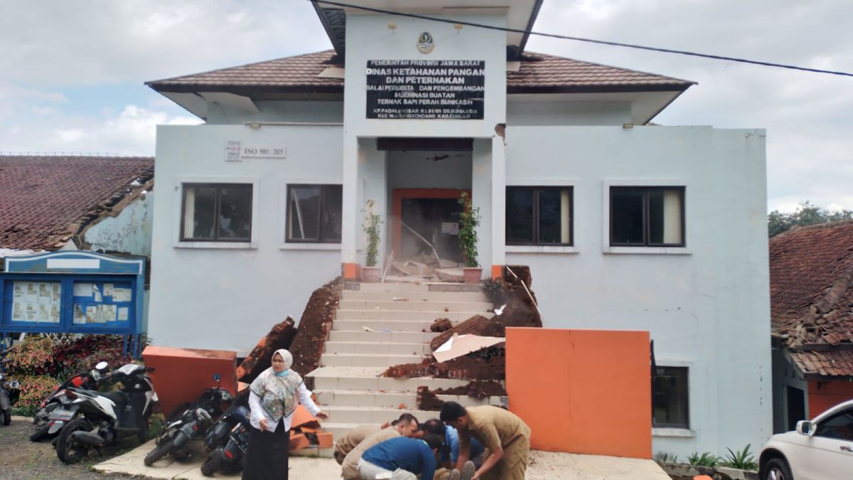Evakuasi korban bangunan runtuh kantor Dinas Ketahanan Pangan dan Peternakan yang runtuh akibat gempa bumi berkekuatan 5,6 SR yang terjadi di wilayah Cianjur, Jawa Barat, Senin (21/11/2022) [ist/Twitter]