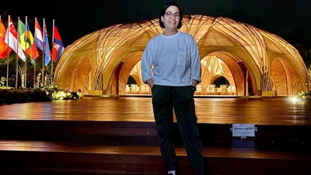 Potret foto Menteri Keuangan Sri Mulyani dengan outfit anak muda saat di lokasi Bamboo Dome, kawasan Hotel The Apurva Kempinski Bali, Indonesia. [Dokumentasi Pribadi]