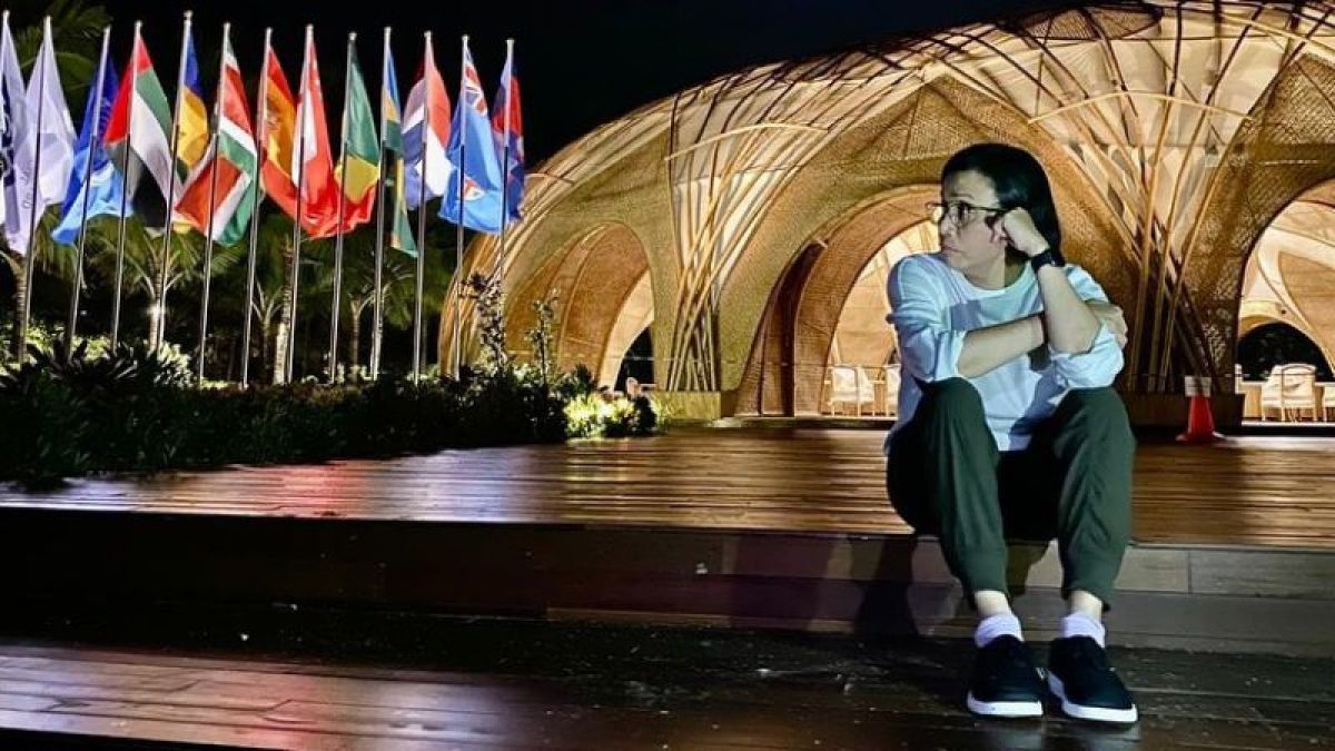 Potret foto Menteri Keuangan Sri Mulyani dengan outfit anak muda saat di lokasi Bamboo Dome, kawasan Hotel The Apurva Kempinski Bali, Indonesia. [Dokumentasi Pribadi]
