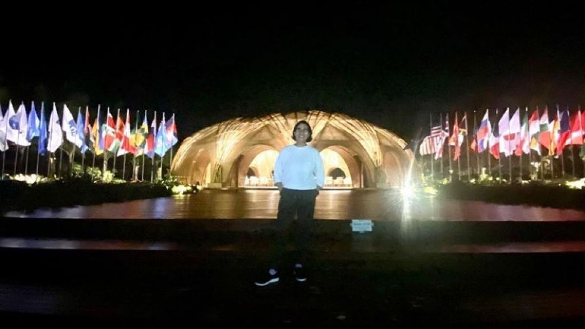 Potret foto Menteri Keuangan Sri Mulyani dengan outfit anak muda saat di lokasi Bamboo Dome, kawasan Hotel The Apurva Kempinski Bali, Indonesia. [Dokumentasi Pribadi]