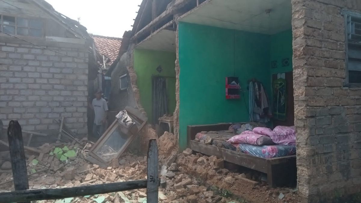 Rumah warga yang runtuh akibat gempa bumi berkekuatan 5,6 SR yang terjadi di wilayah Cianjur, Jawa Barat, Senin (21/11/2022) [ist]