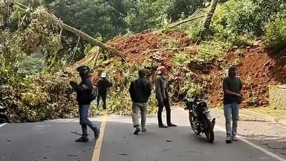 tangkapan layar situasi longsor yang terjadi di di wilayah Ciberem, Cugenang pasca Gempa Cianjur, Senin (21/11/2022). [twitter/@AHMahargada]
