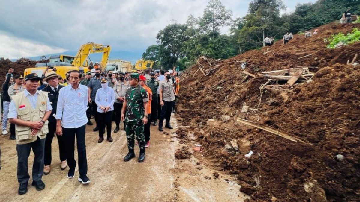 jokowi saat meninjau lokasi gempa cianjur [Laily Rachev - Biro Pers Sekretariat Presiden]