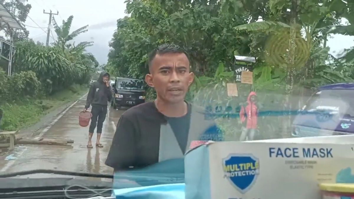 Sejumlah warga yang mengaku terdampak gempa mencegat mobil logistik Relawan  di dekat SMP Terbuka Cigunang, Rancagoong, Kab. Cianjur, Rabu (23/11/2022). [Twitter/@KangJaill]