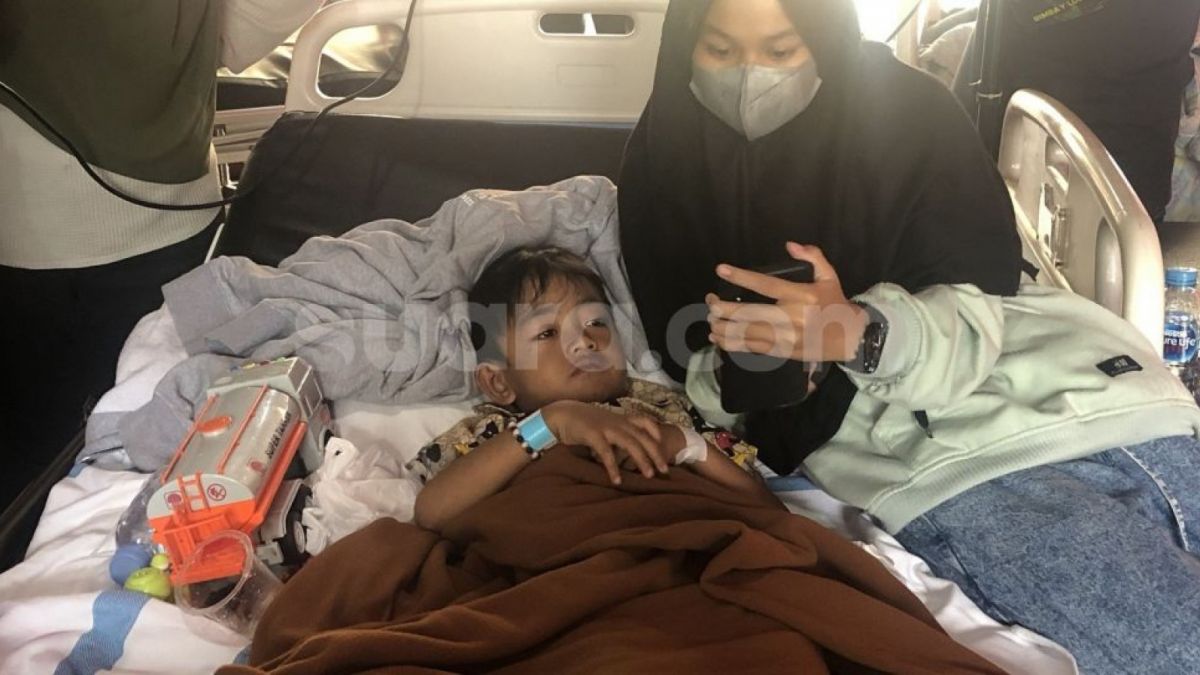 Azka Korban Selamat Gempa Cianjur saat ditemani Ibunda. [Suara.com/Faqih Fathurrahman]