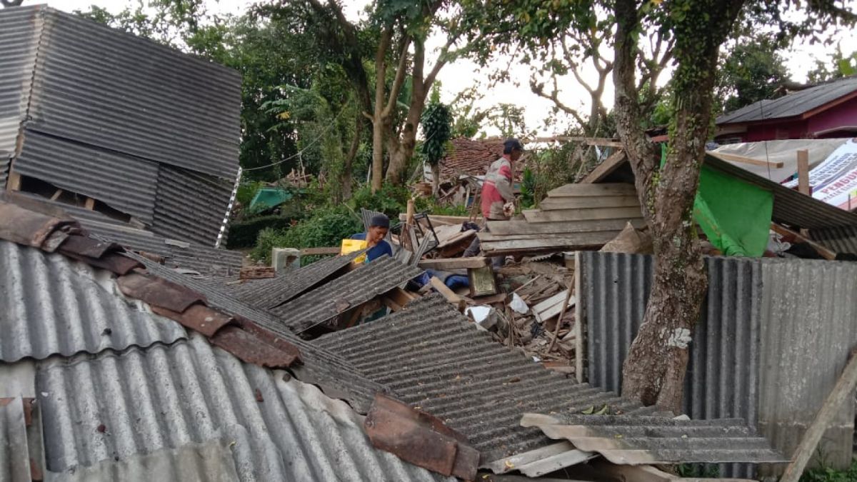 Ilustrasi pencarian korban gempa Cianjur diantara reruntuhan puing-puing bangunan. [dok. JMI Peduli]