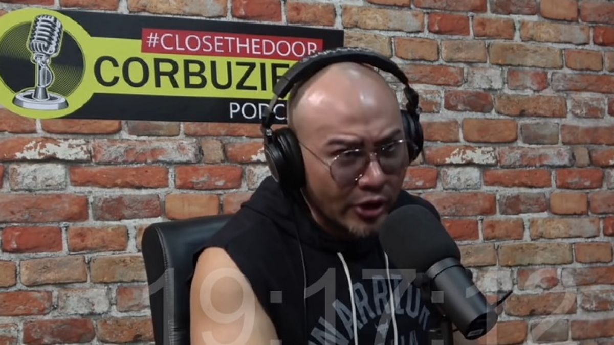 Deddy Corbuzier podcaster saat bersama Adriano Qalbi dan Tretan Muslim [SS/YouTube]