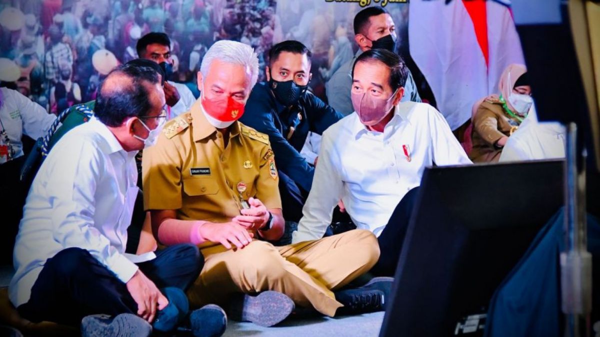 Presiden Joko Widodo atau Jokowi menghadiri acara syukuran hasil bumi Gerakan Masyarakat (Gema) Perhutanan Sosial yang digelar di Lapangan Omah Tani, Kabupaten Batang, Jawa Tengah, Rabu (8/6/2022). Foto: Laily Rachev - Biro Pers Sekretariat Presiden