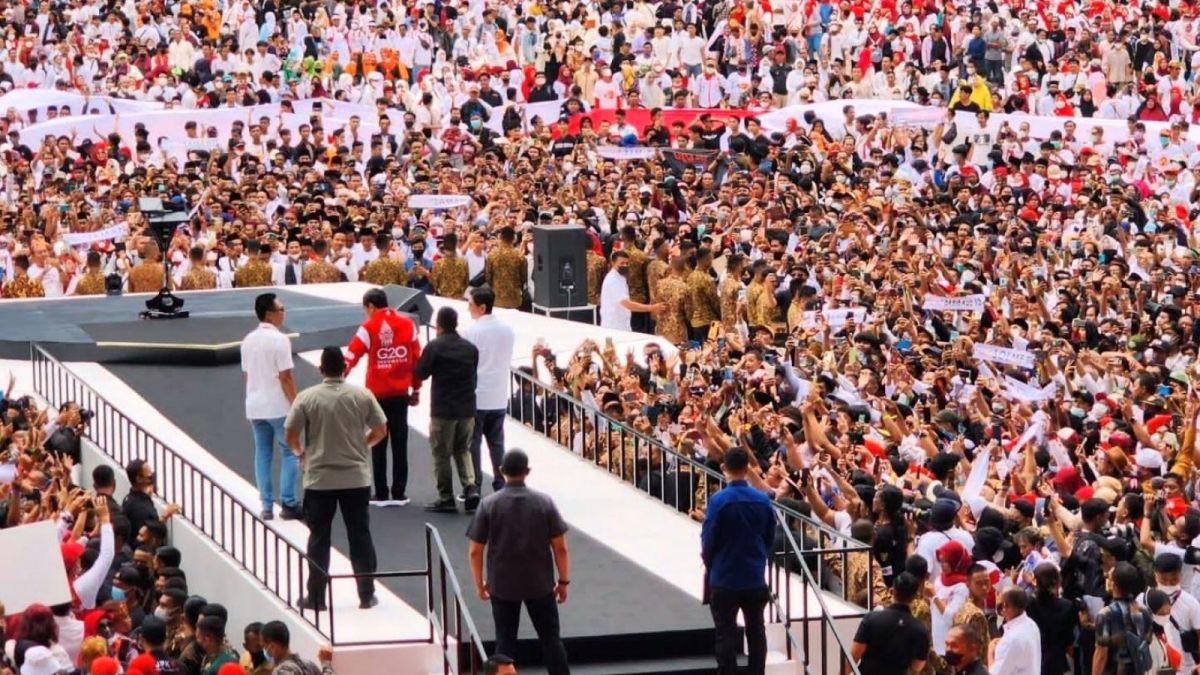 Ribuan relawan Jokowi yang tergabung dalam Gerakan Nusantara Bersatu memadati Stadion Gelora Bung Karno (GBK), Senayan, dalam acara silaturahmi nasional, Sabtu (26/11/2022). [ist/Twitter]