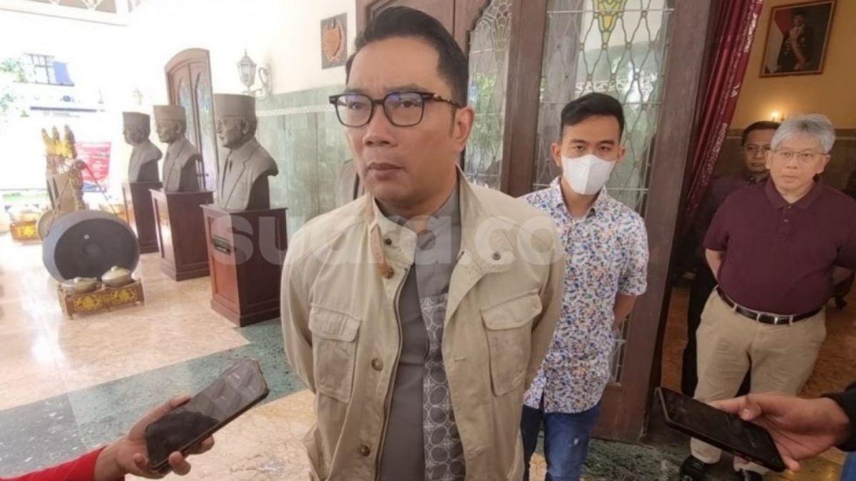 Gubernur Jawa Barat Ridwal Kamil saat sesi wawancara turut mendampingi Wali Kota Solo Gibran Rakabuming Raka [Suara.com/Ari Welianto]