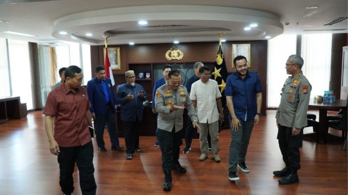 Ketua DPW Partai NasDem Sumatera Barat Fadly Amran bersama pengurus DPW NasDem dan relawan Anies Baswedan usai berdialog dengan Kapolda Sumbar, Irjen Pol Suharyono, Selasa (29/11/2022) di Mapolda Sumbar, Jalan Jenderal Sudirman, Padang. [Foto: Kariadil Harefa/Serang.Suara.com]