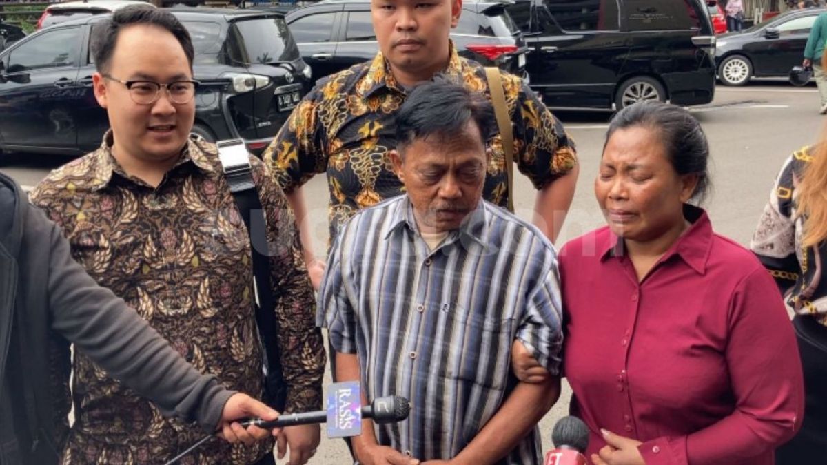 Penghina Dewi Perssik, Suwarni atau W di Mapolres Metro Jakarta Selatan, Rabu (9/11/2022). [Suara.com/Adiyoga Priyambodo]