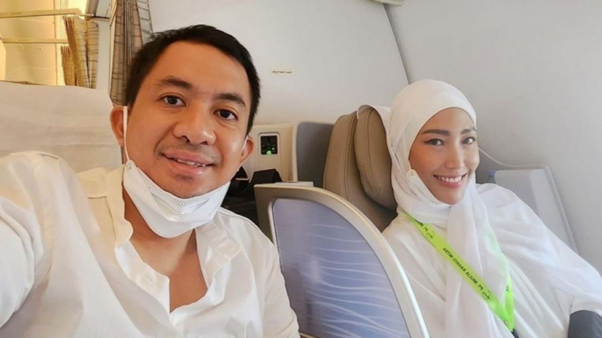 Swafoto Regi Datau dan Ayu Dewi saat menjalankan ibadah umrah ke tanah suci Mekah. [Instagram/@mrsayudewi]