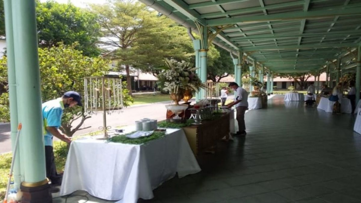 Sejumlah pramusaji tengah menata tempat makanan prasmanan dan menghias meja makan saat test food pernikahan Kaesang-Erina di Pendapa Agung Pura Mangkunegaran, Selasa (29/11/2022). [Solopos.com/R Bony Eko Wicaksono]