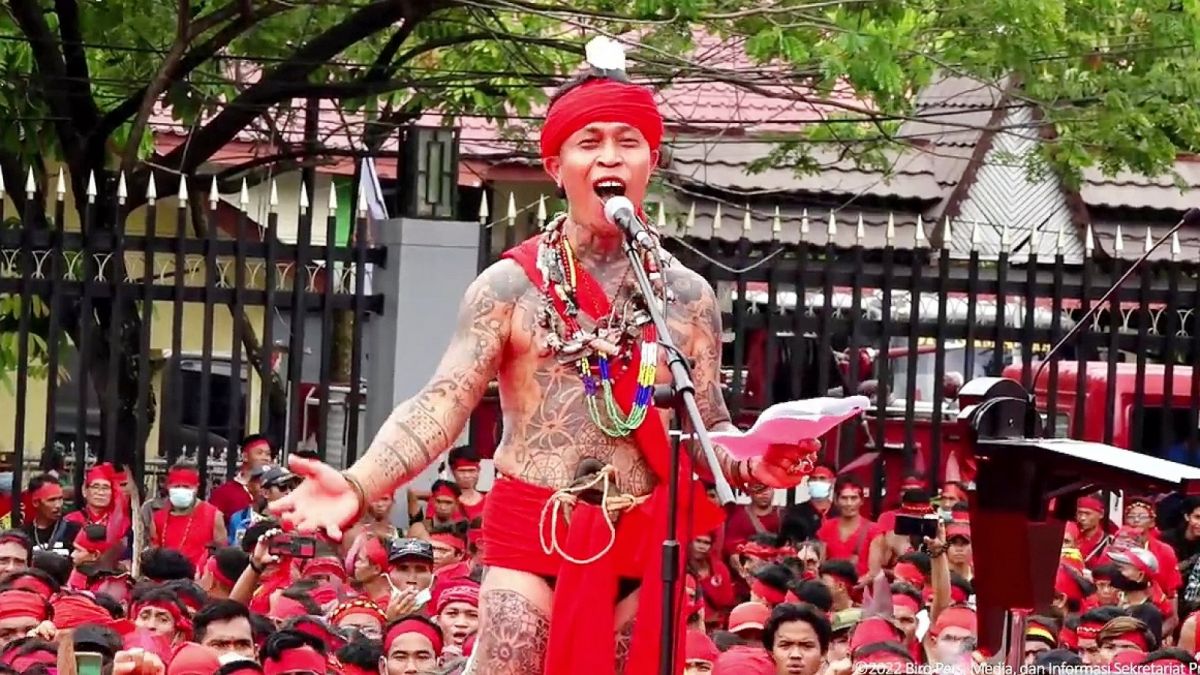 Panglima Merah Dayak Pangalangok Jilah, mengungkapkan permintaan khusus kepada Presiden Joko Widodo atau Jokowi [Youtube/Sekretariat Presiden]