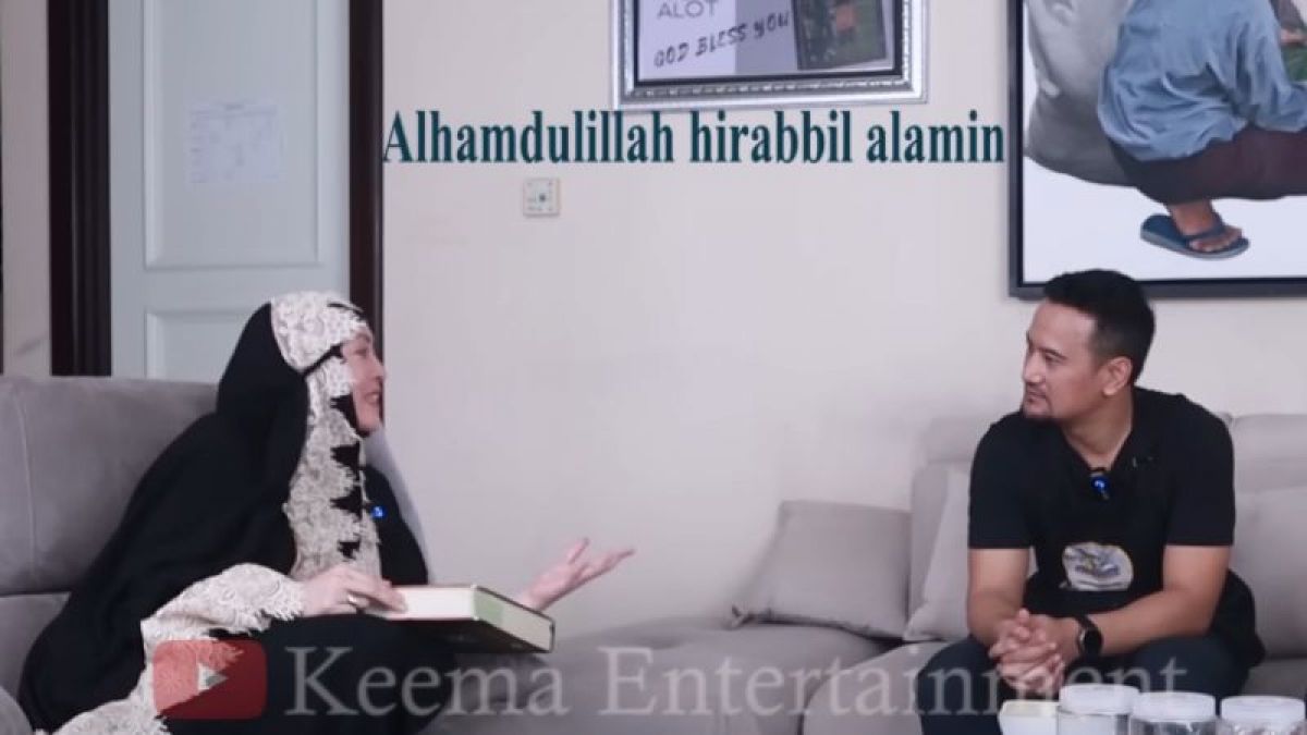 Mudjie Massaid Mualaf, dan Angelina Sondakh senang [SS/YouTube/Keema Entertaiment]