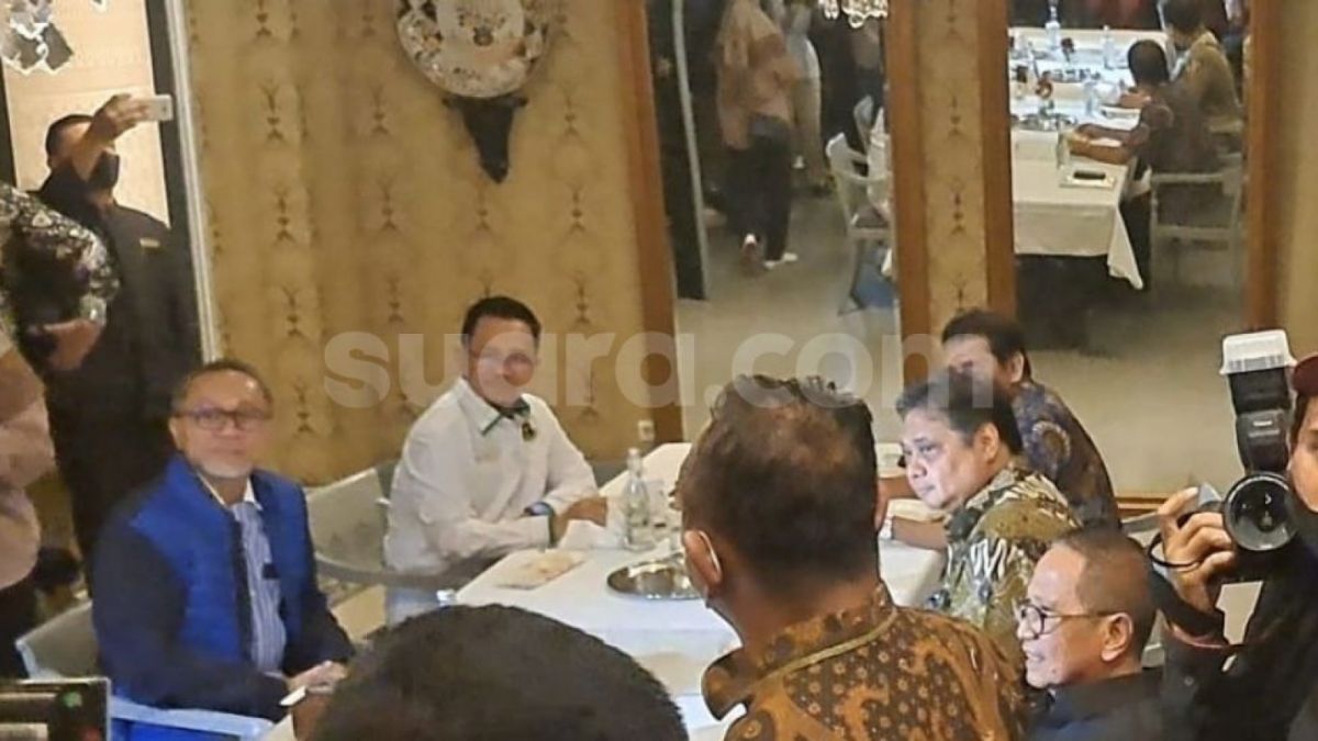 Ketua Umum PAN Zulkifli Hasan , Partai Golkar Airlangga Hartarto dan Plt Ketua Umum PPP Mardiono sebelum melakukan pertemuan tertutup di Restoran Bunga Rampai, Menteng, Jakarta Pusat, Rabu (30/11/2022). [Suara.com/Novian]