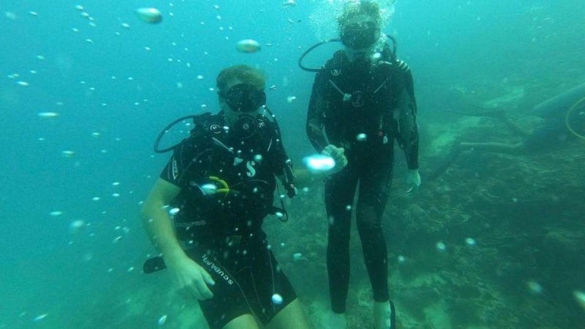 Naomi Biden cucu perempuan Joe Biden bersama suaminya Peter Neal saat scuva diving [naomibiden/Instagram]