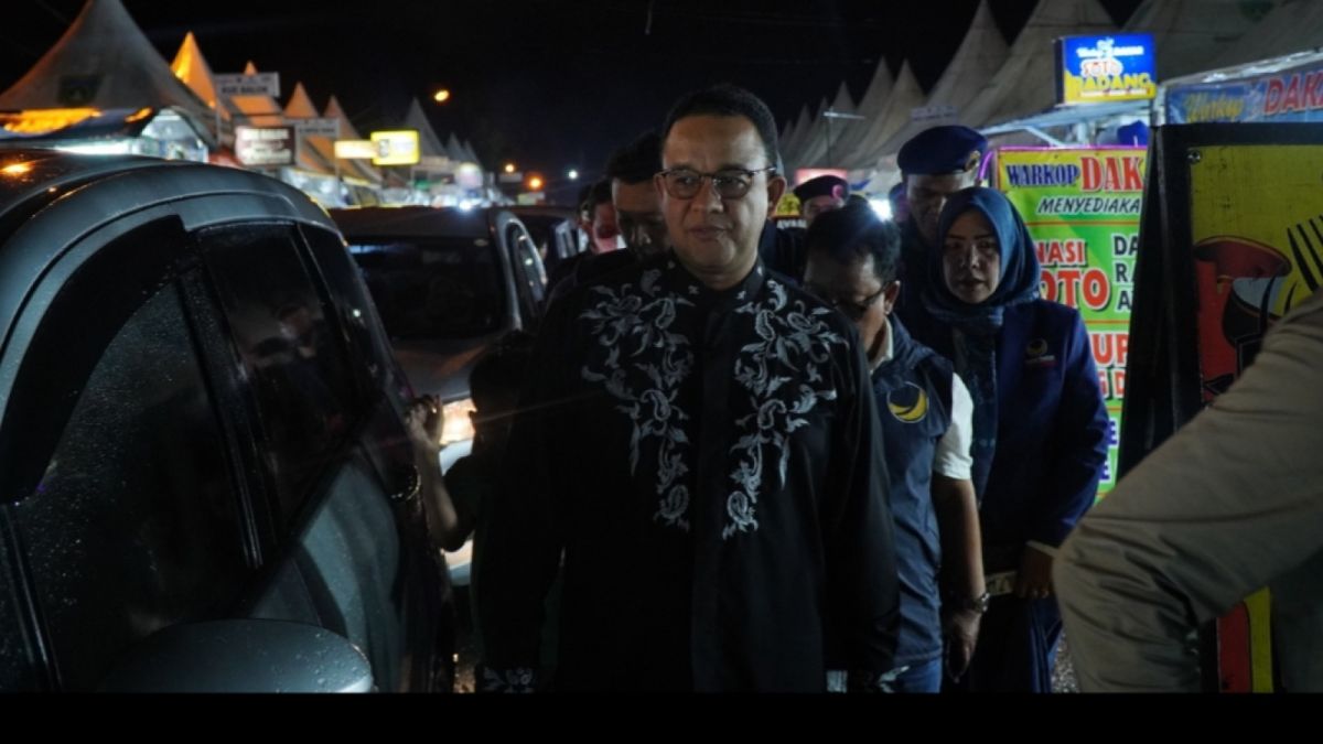 Anies Baswedan calon presiden dari Partai NasDem menyambangi Pasar Kuliner Padang Panjang, Sumatera Barat, Sabtu (3/12/2022) malam. [Tim Khusus Anies Baswedan Sumbar/serang.suara.com]