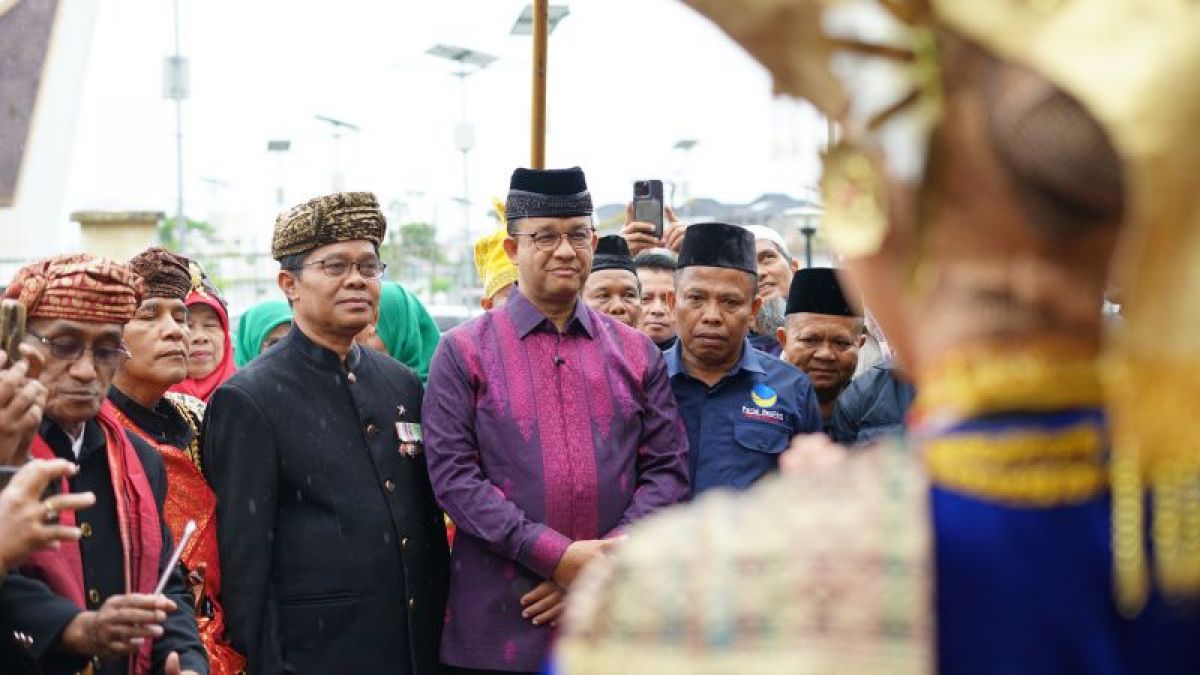 Anies Baswedan saat di sambut LKAAM Sumbar [Dokumentasi Tim Anies Baswedan Sumatera Barat]