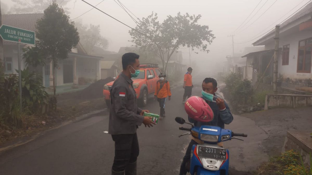 Tim BPBD Lumajang membagikan masker gratis kepada masyarakat dil wilayah yang terdampak hujan awan panas daru gunung Semeru. [dok. BPBD Lumajang]