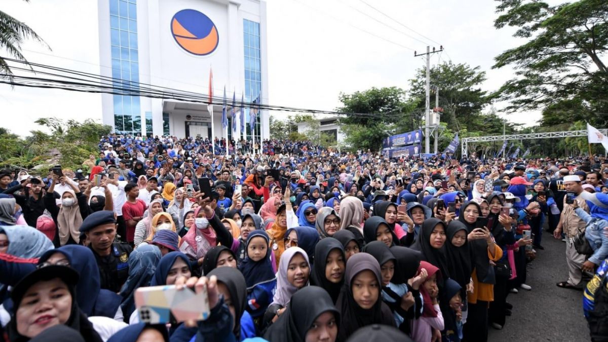 Warga menunggu kedatangan Anies Baswedan di depan Kantor DPD Partai NasDem Aceh [twitter/AniesBaswedan]