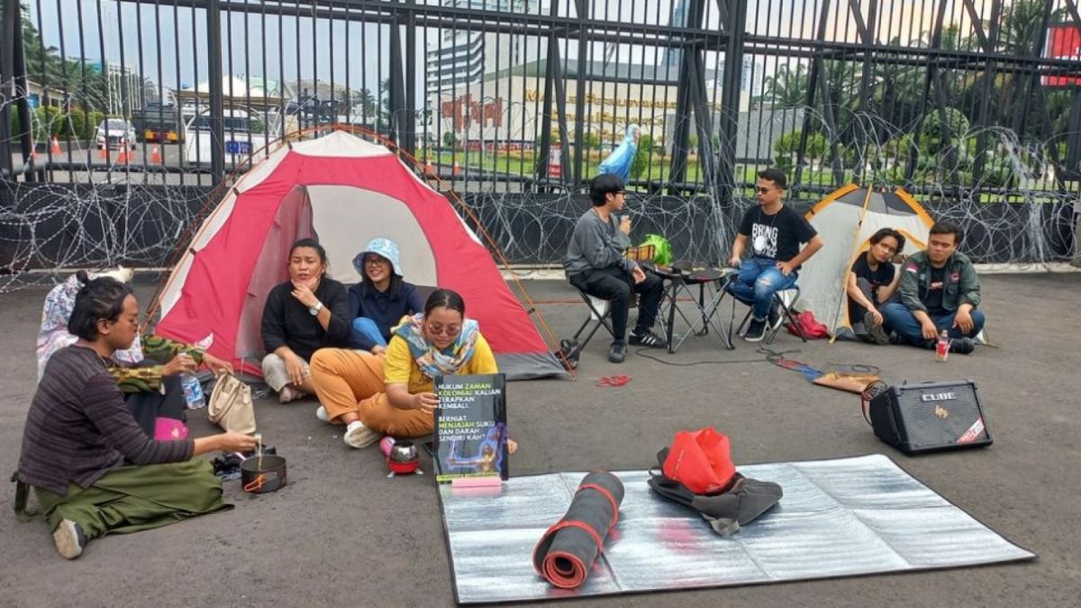 Massa pendemo dirikan tenda di depan Gedung DPR RI, Jakarta, pada Selasa (6/12). (Suara.com/Yaumal Asri)