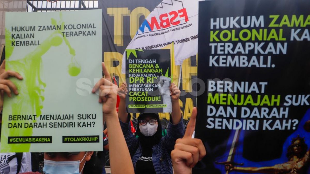 Demo Tolak RKUHP di DPR [Suara.com/Alfian Winanto]