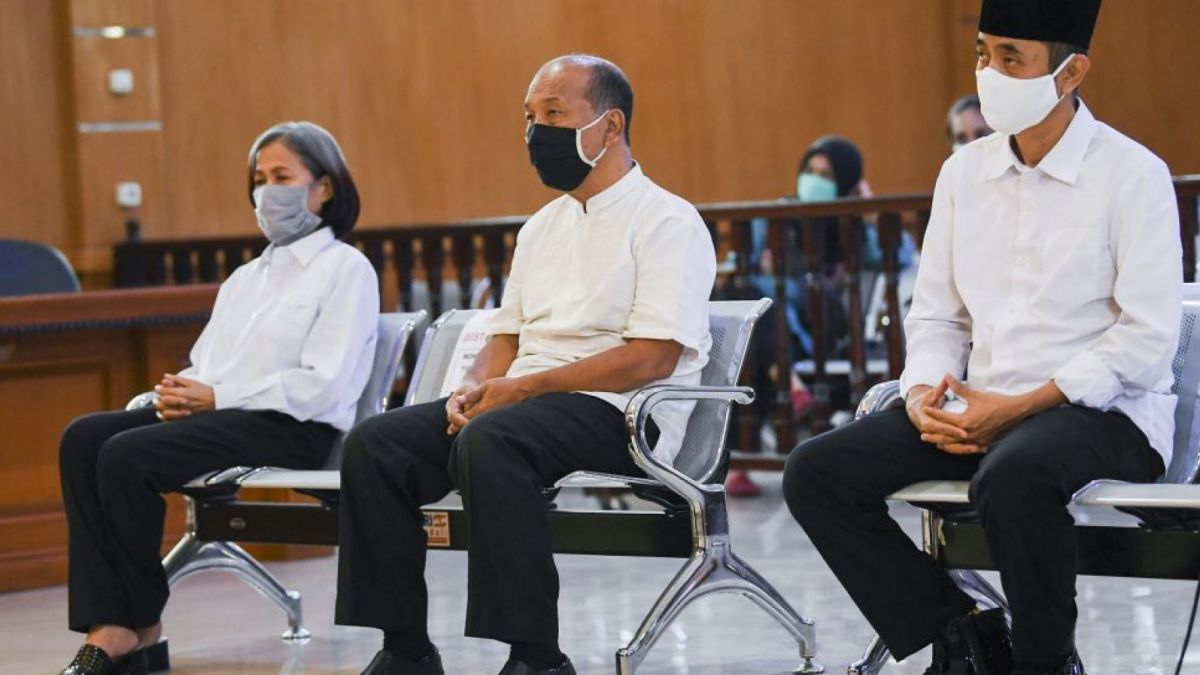 Ketiga pejabat tinggi Sunda Empire saat menjalani sidang pengadilan. [ANTARA FOTO/M Agung Rajasa]