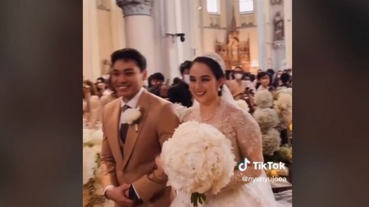 Tangkapan layar momen pernikahan Chelsea Islan dan Rob Clinton Kardinal di Gereja Katedral, Jakarta, Kamis (8/12/2022) [tiktok]