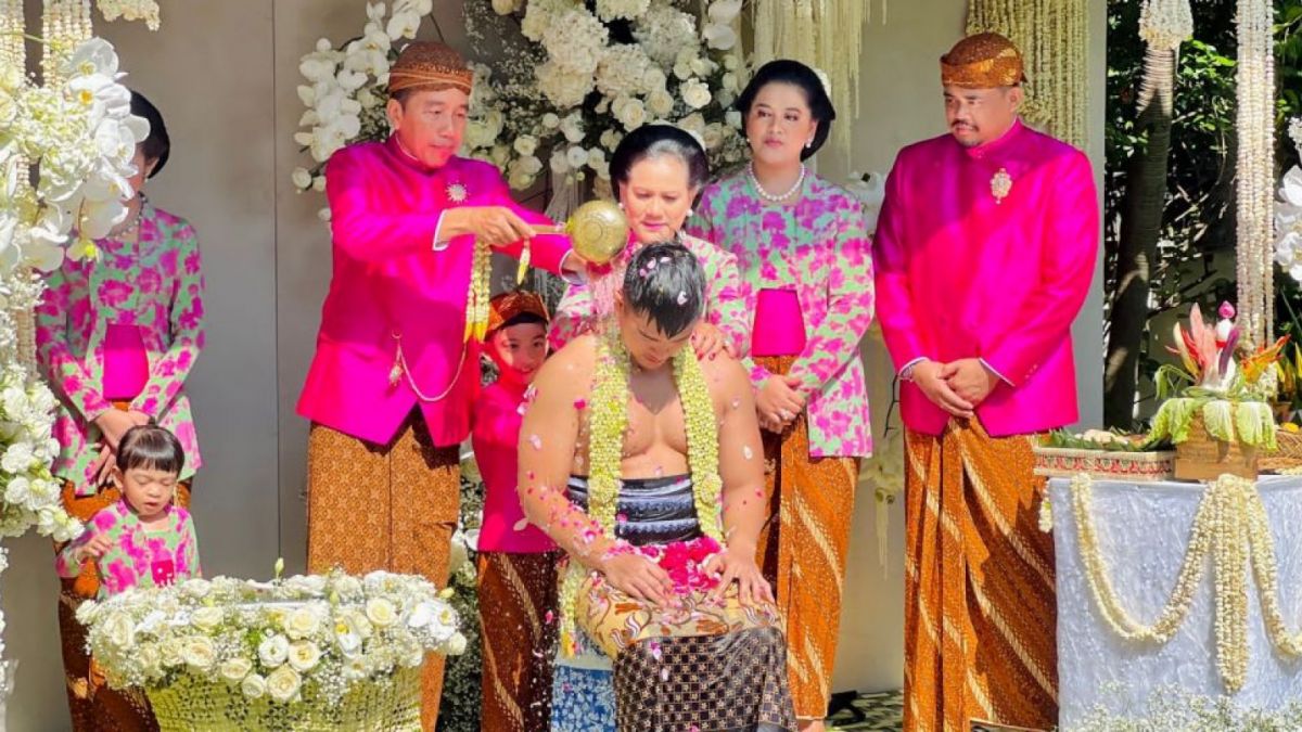 Kaesang Pangarep saat menjalani prosesi siraman oleh presiden Jokowi dan keluarga. [Dok. Pernikahan Kaesang-Erina]