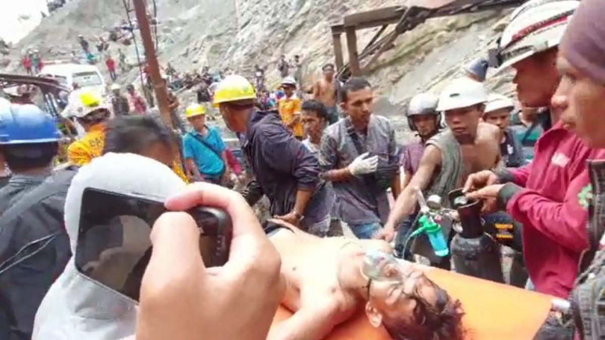 Proses evakuasi salah satu dari korban tambang sawahlunto, sumatera barat yang meledak akibat gas metan, Jumat (9/12/2022) [HO/Kariadil Harefa]