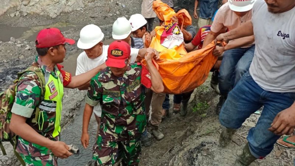 Saat proses evakuasi korban tambang meledak di Sawahlunto, Sumatera Barat (Sumbar), Jumat (9/12/2022) [HO/Kariadil Harefa]