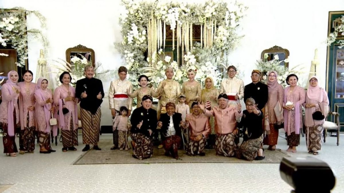 Keluarga Presiden Jokowi foto bersama para menteri di pernikahan Kaesang Pengarep dan Erina Gudono. [YouTube Presiden Joko Widodo]