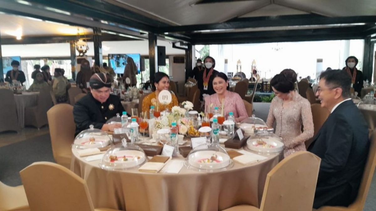 Menteri BUMN, Erick Thohir dan sejumlah pejabat negara hadir dalam akad nikah Kaesang-Erina di Pendopo Agung Royal Ambarrukmo, Sabtu (10/12/2022). [dok.suara.com]