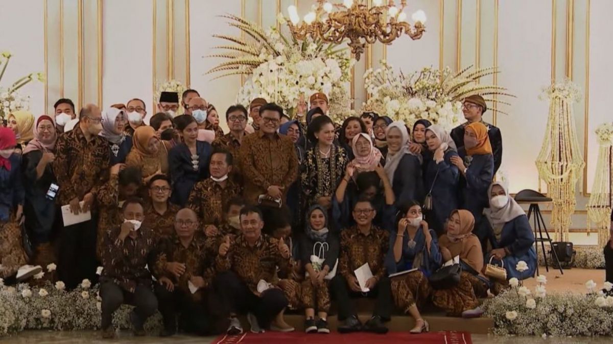 Momen Iriana Jokowi berfoto dengan teman-teman lamanya. [YouTube]