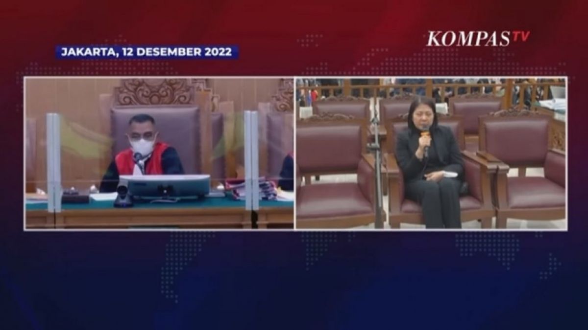 Putri Candrawathi menangis menceritakan pemerkosaan yang dilakukan Brigadir J kepadanya di rumah Magelang saat bersaksi di Pengadilan Negeri Jakarta Selatan, Senin (12/12/2022). [YouTube/KOMPASTV]